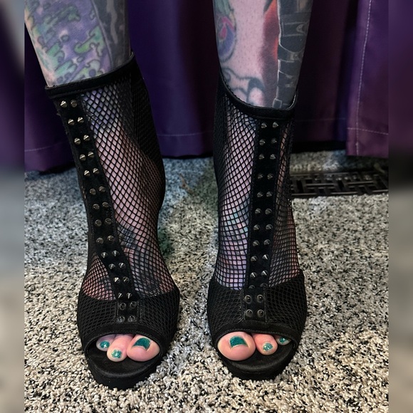 Shoe Republic LA Black Mesh Heels - Picture 1 of 7